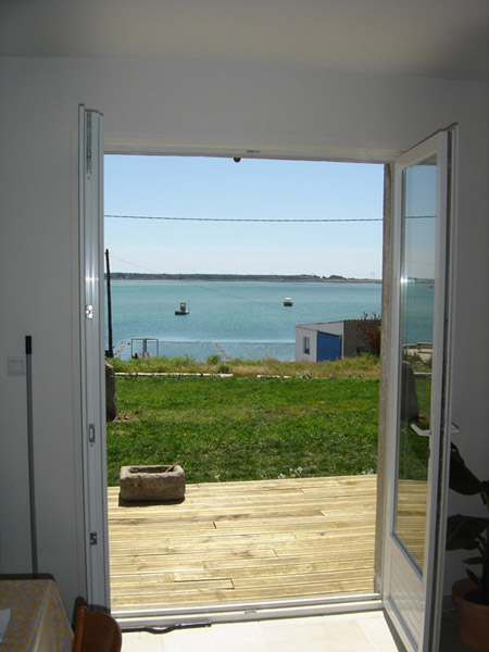 Vue du salon donnant sur la terrasse, surplombant la mer